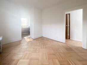 228 E 9th St in Brooklyn, NY - Foto de edificio - Building Photo