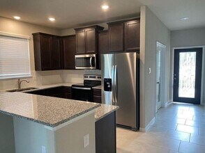 10918 Hillside Dr in Montgomery, TX - Building Photo - Building Photo