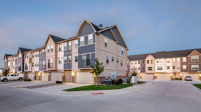 Village at Maple Bend Townhomes in West Des Moines, IA - Building Photo - Building Photo