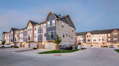 Village at Maple Bend Townhomes in West Des Moines, IA - Foto de edificio - Building Photo