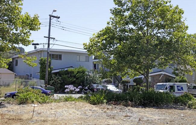 9220 Bancroft Ave in Oakland, CA - Foto de edificio - Building Photo