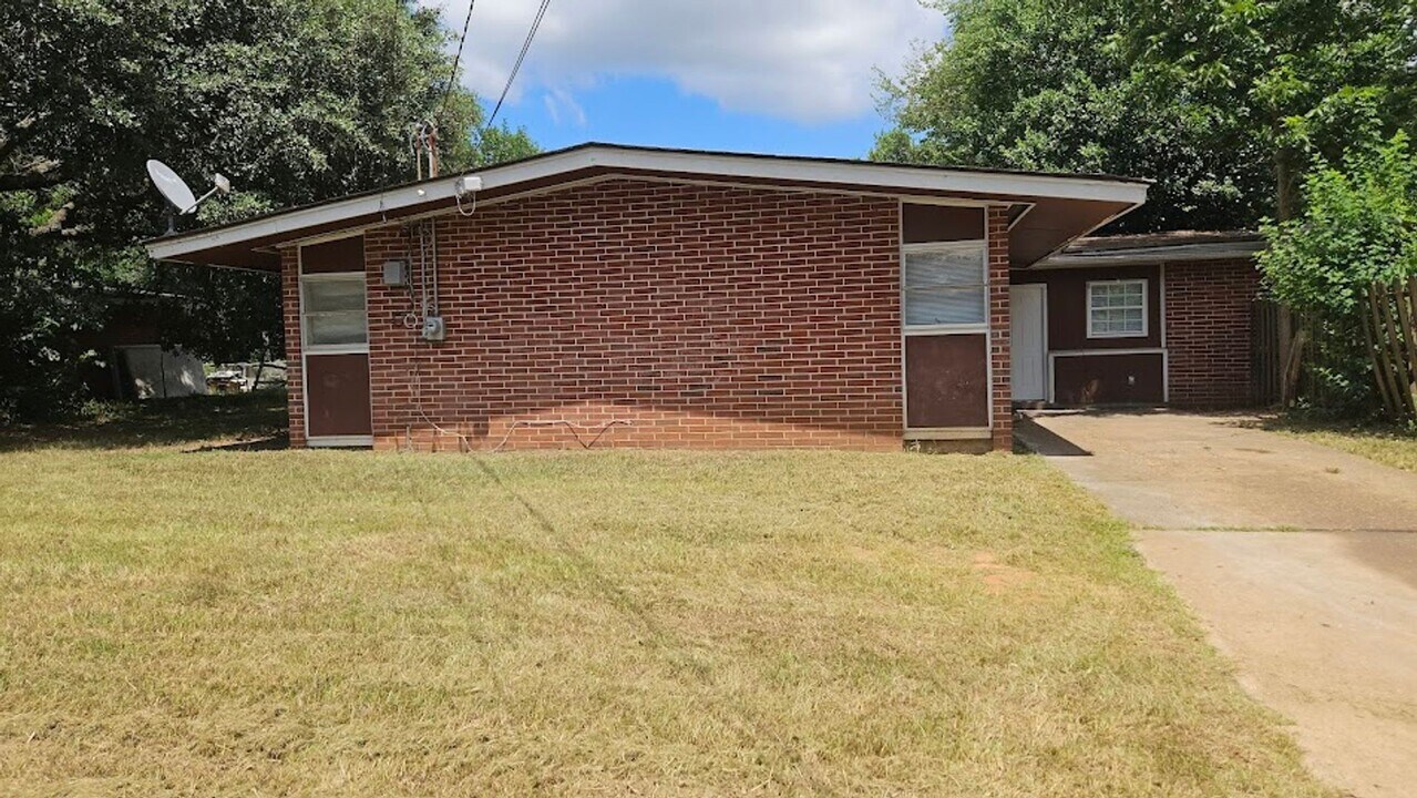 1969 S Riverview Cir in Albany, GA - Building Photo
