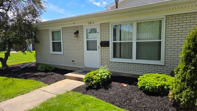 1303 Kingsbury Dr in Hanover Park, IL - Building Photo