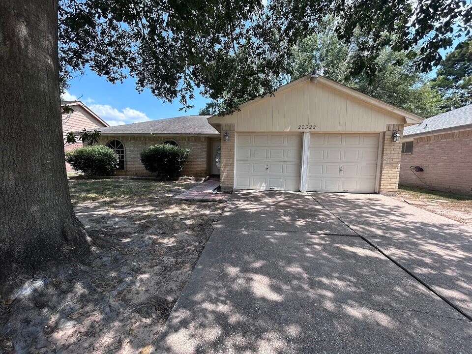 20322 Beigewood Ln in Humble, TX - Foto de edificio