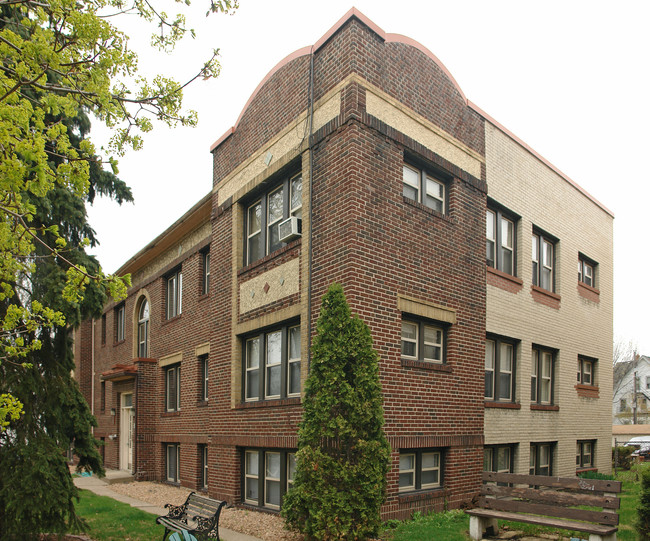 372 Cleveland Avenue North in St. Paul, MN - Foto de edificio - Building Photo