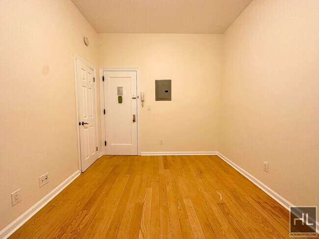 NO FEE Studio on Upper West Side! Won't St in New York, NY - Building Photo - Building Photo