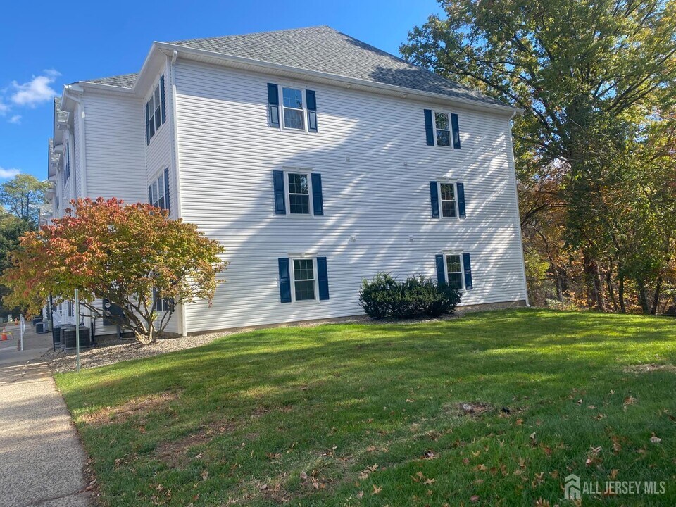 1221 Waterford Dr in Edison, NJ - Building Photo