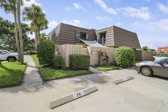 912 9th Ct in Palm Beach Gardens, FL - Building Photo - Building Photo