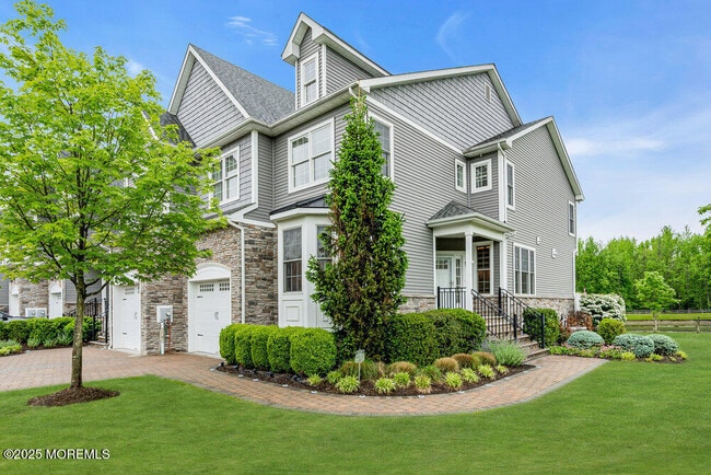 47 McCormick Ave N in Old Bridge, NJ - Foto de edificio - Building Photo