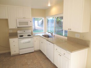 25936 Vía Del Sur in Mission Viejo, CA - Building Photo - Building Photo