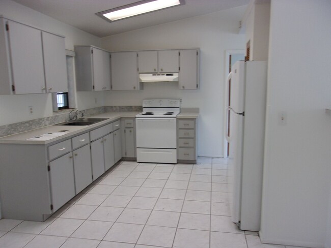 2261 Maximilian Ave in Spring Hill, FL - Building Photo - Building Photo