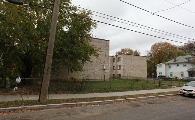 4921-4925 Quarles St NE in Washington, DC - Foto de edificio - Building Photo