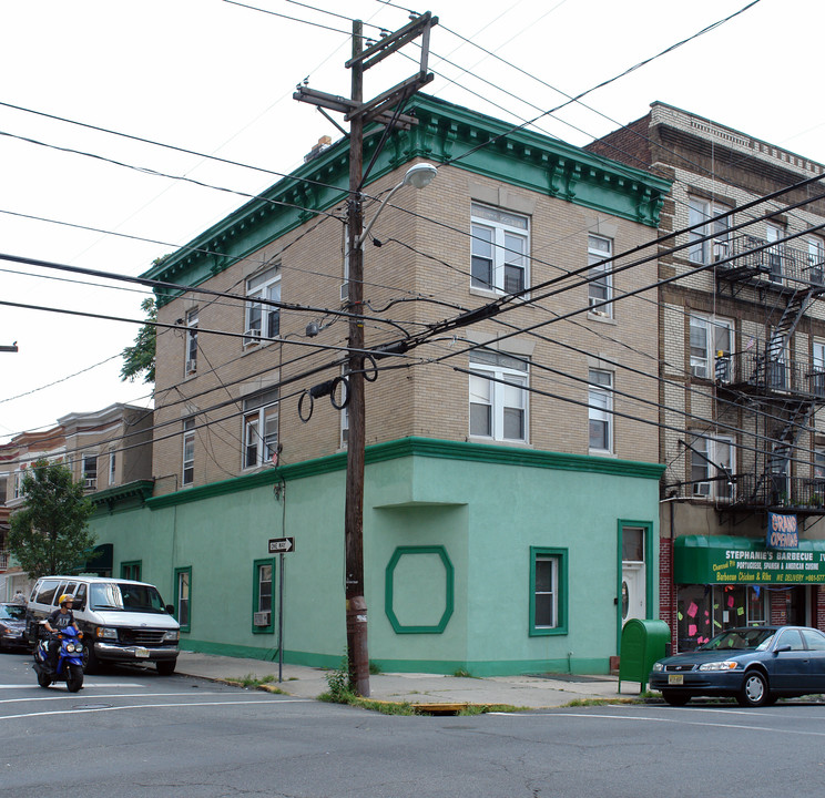 6314 Broadway in West New York, NJ - Foto de edificio