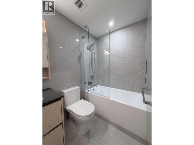 7977 Lansdowne Rd in Richmond, BC - Building Photo - Building Photo