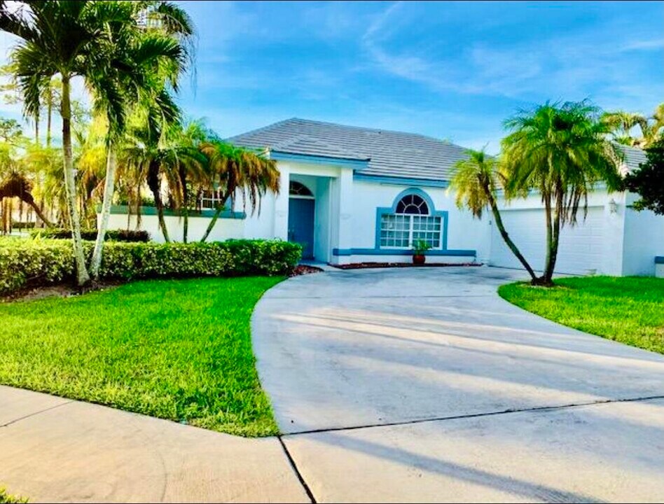 1103 Lake Breeze Dr in Wellington, FL - Building Photo