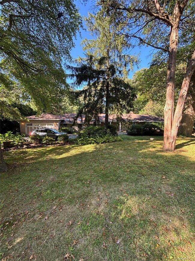 11 Juneau Blvd in Woodbury, NY - Building Photo - Building Photo