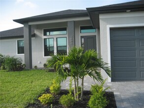 3402 SW 3rd St in Cape Coral, FL - Foto de edificio - Building Photo