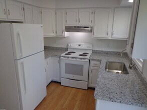 83b N High St in Clinton, CT - Building Photo - Building Photo