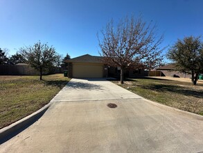 212 Candlewood Cir in Gainesville, TX - Building Photo - Building Photo