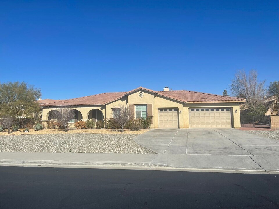 12325 MacIntosh St in Apple Valley, CA - Building Photo