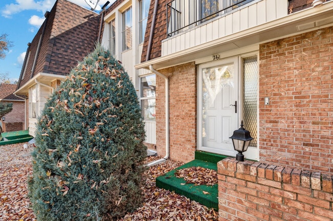 1200 S Monaco Street Pky in Denver, CO - Foto de edificio - Building Photo