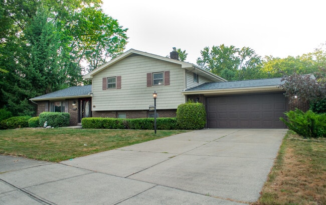 24420 S Oxford Oval in North Olmsted, OH - Building Photo - Building Photo