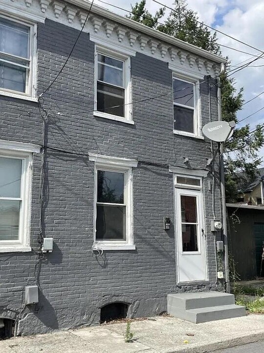 111 W Chapel Ave in Carlisle, PA - Building Photo