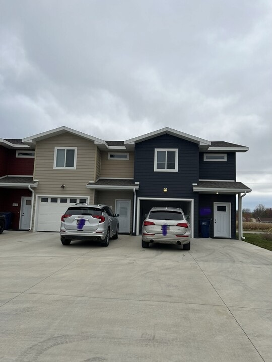 1624 3rd St NW in Watertown, SD - Foto de edificio