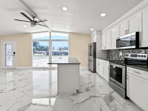 3675 Prudence Dr, Unit B in Sarasota, FL - Building Photo - Building Photo