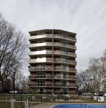 Lord Nelson Apartments in Burlington, ON - Building Photo - Building Photo