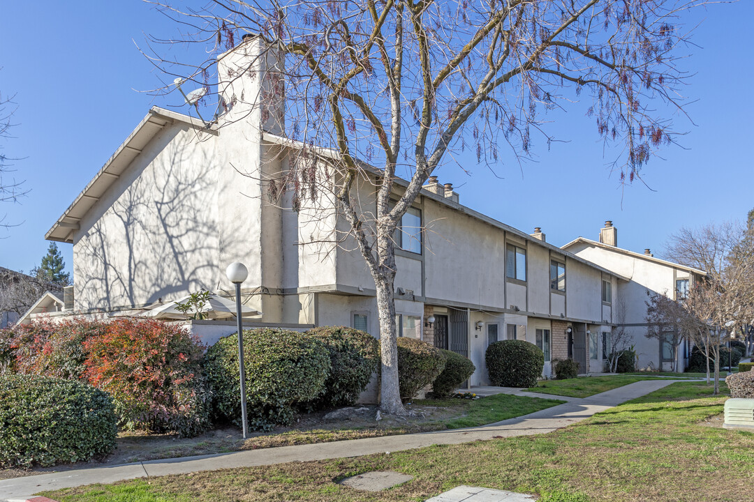 Woodside Park in Fresno, CA - Building Photo