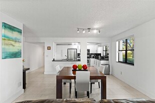 16051 Blatt Blvd in Weston, FL - Building Photo