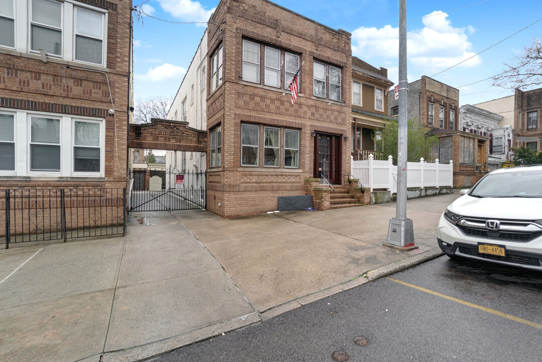 6064 Linden St in Ridgewood, NY - Building Photo