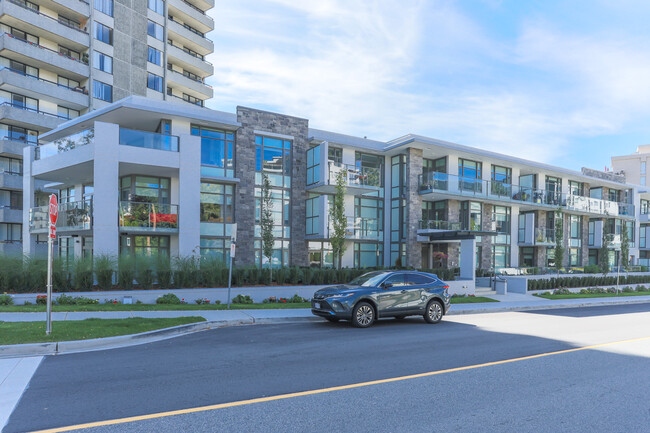 Bellevue in West Vancouver, BC - Building Photo - Building Photo