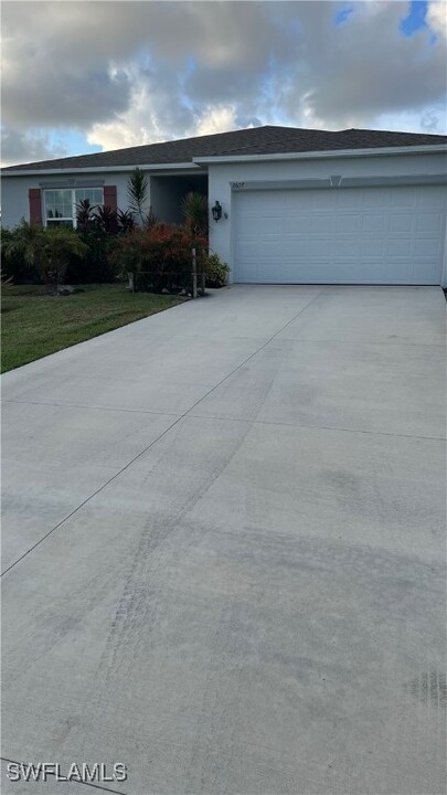 2607 SW 32nd Ln in Cape Coral, FL - Foto de edificio