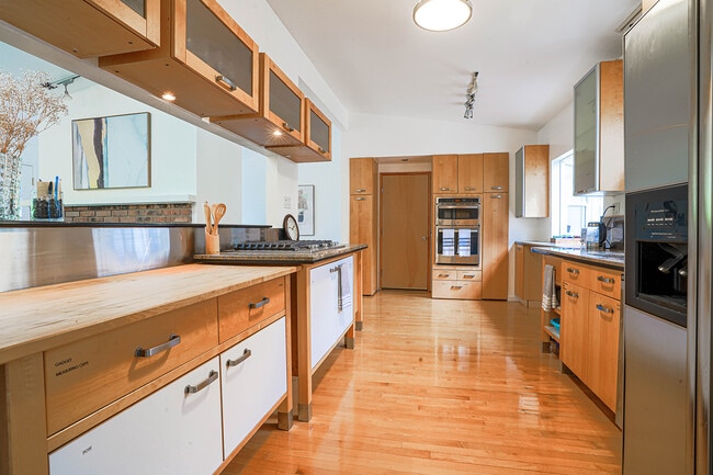 3627 80th Ave SE in Mercer Island, WA - Building Photo - Building Photo