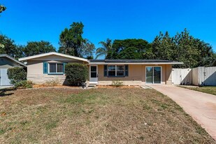 1748 Colmar Dr in Holiday, FL - Building Photo