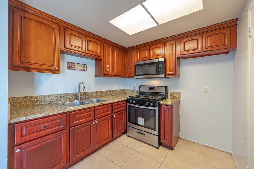 13905 Magnolia St in Garden Grove, CA - Building Photo