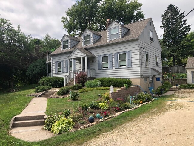 W52N677 Highland Dr, Unit Cedarburg duplex upper