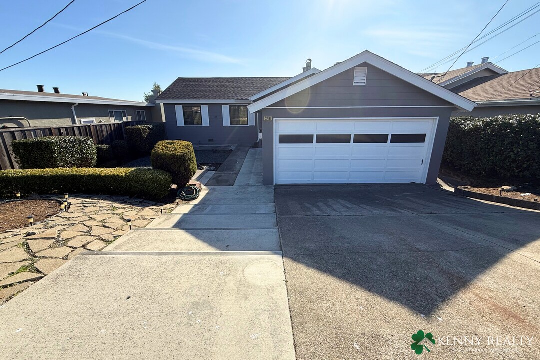 349 Arroyo Dr in South San Francisco, CA - Building Photo