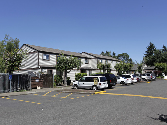 Pinewood Village Apartments in Hillsboro, OR - Building Photo - Building Photo