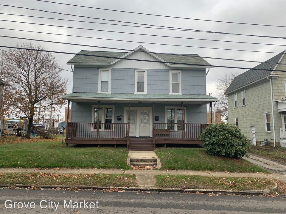 119 W Poplar St in Grove City, PA - Building Photo