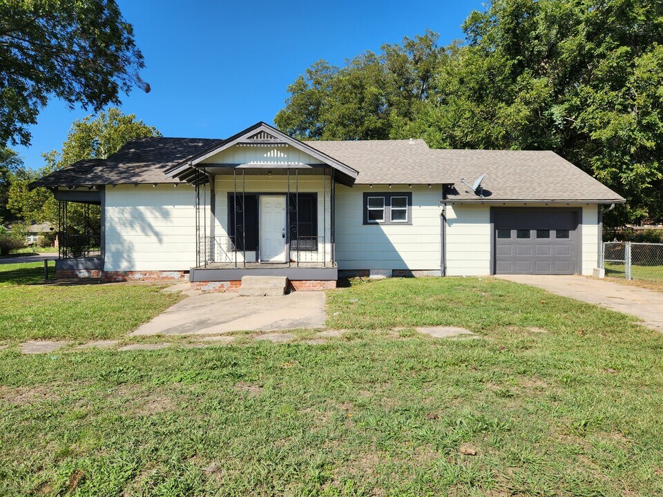 800 W 7th St in Ada, OK - Building Photo
