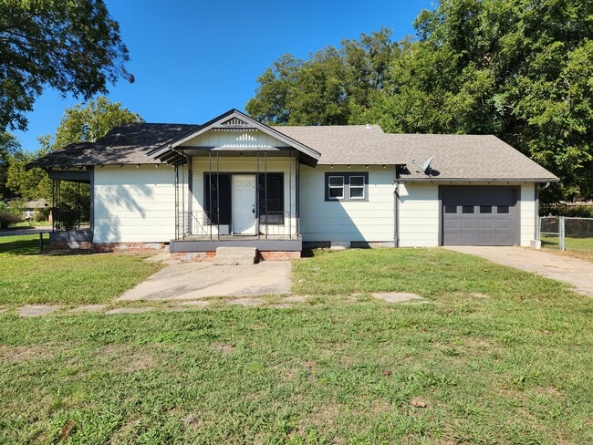 property at 800 W 7th St