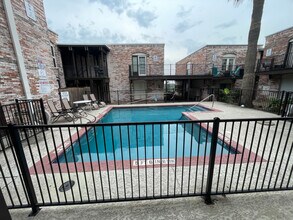 Room in Condo on E Hill Dr in Austin, TX - Building Photo - Building Photo