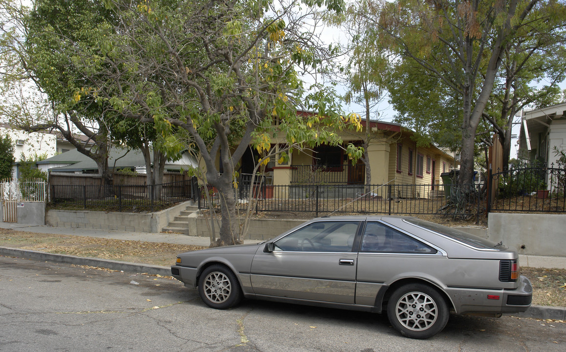 5823 Camerford Ave in Los Angeles, CA - Foto de edificio