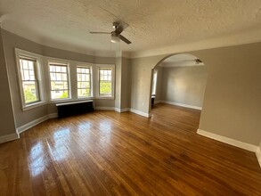 Spacious Apartment for Rent in Edgewater! in Lakewood, OH - Foto de edificio - Building Photo