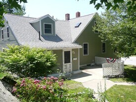37 Spring St in Newmarket, NH - Building Photo