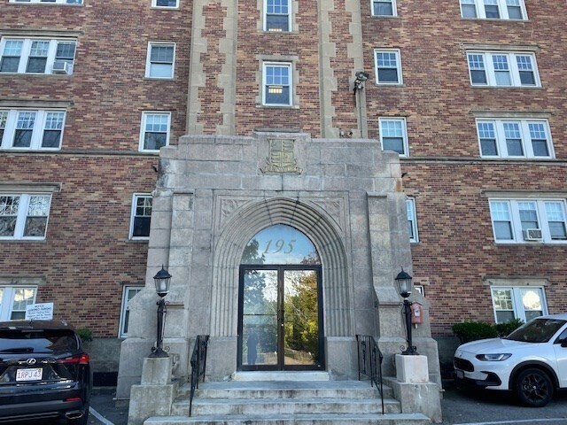 195 Thomas Burgin Pkwy in Quincy, MA - Building Photo