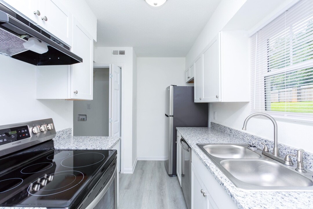 Adar at Golden Gate in Stone Mountain, GA - Foto de edificio